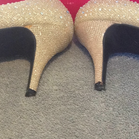 Like new sparkly gold heels - Picture 2 of 6